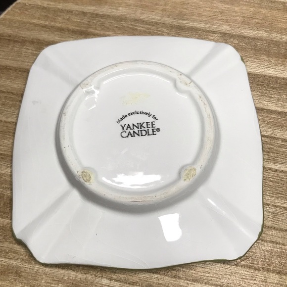 ‼️DONATING SOON‼️Yankee Candle Christmas Winter Holly Berry Shade with Plate - Picture 4 of 6